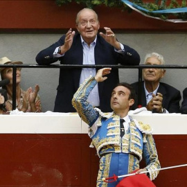 Juan Carlos I, rey emérito, en una imagen de archivo en una corrida de toros de San Sebastián. EFE