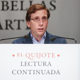  l alcalde de Madrid, José Luis Martínez Almeida, participa este viernes en la lectura continuada del 'Quijote' que se lleva a cabo durante 48 horas en el Círculo de Bellas Artes con motivo de la celebración del Día del Libro. EFE/Miguel Osés