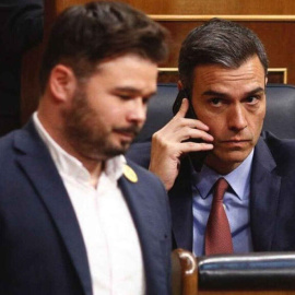 Gabriel Rufián, portavoz parlamentario de ERC (i) y Pedro Sánchez, presidente del Gobierno, en el Congreso. - EFE