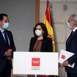 La presidenta madrileña, Isabel Díaz Ayuso, el vicepresidente madrileño, Ignacio Aguado (izda), y el consejero de Sanidad de Madrid, Enrique Ruiz Escudero. /EFE