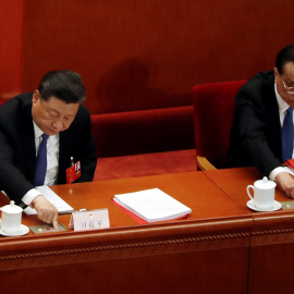 El presidente chino, Xi Jinping, y el primer ministro Li Keqiang, en la sesión de clausura de la Asamblea Popular Nacional de China, en el Gran Salón del Pueblo en Pekín. REUTERS / Carlos Garcia Rawlins