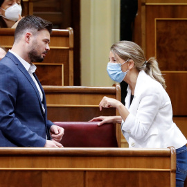 La ministra de Trabajo, Yolanda Díaz, conversa con el portavoz de ERC, Gabriel Rufián, durante el pleno del Congreso en mayo de 2020. E.P./Pool