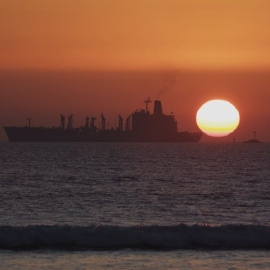 Buque de guerra perteneciente a la Armada de los Estados Unidos repostando frente a la costa de California. Jason Orender/Shutterstock