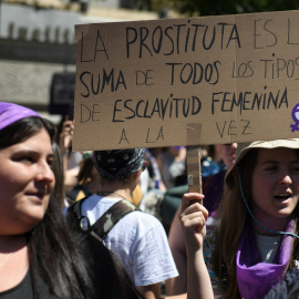 Una mujer sujeta una pancarta en la que se lee: 'La prostituta es la suma de todos los tipos de esclavitud femenina a la vez', durante una manifestación para reclamar la abolición de la prostitución, en Madrid. EE.P./Fernando Sánchez