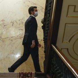  El líder del Partido Popular, Pablo Casado (c), abandona el hemiciclo tras una breve intervención en la sesión de control al Gobierno, este miércoles, en el Congreso de los Diputados. EFE/Chema Moya