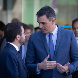 El president de la Generalitat, Pere Aragonès (i) y el presidente del Gobierno, Pedro Sánchez (d), conversan a su llegada a la jornada de clausura de la XXXVII Reunió Cercle d’Economia, en Barcelona. E.P./David Zorrakino