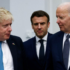  El presidente de los Estados Unidos, Joe Biden (derecha), el primer ministro británico, Boris Johnson (izquierda), y el presidente de Francia, Emmanuel Macron (centro), comparten un momento de luz antes del inicio de la cumbre del G7 en la sede de la OT