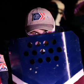  Miembros del grupo neonazi Patriot Front se reúnen para una manifestación no anunciada el 4 de diciembre de 2021 en Arlington, Virginia.- AFP