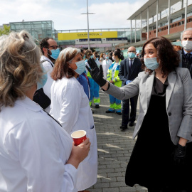 La presidenta de la Comunidad de Madrid, Isabel Díaz Ayuso (d), asiste al acto de cierre del hospital de campaña del recinto. / EFE - Emilio Naranjo
