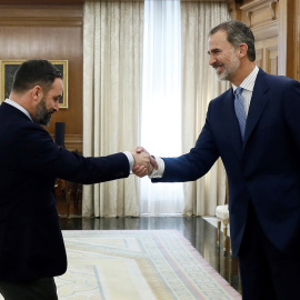  El líder de Vox, Santiago Abascal, saluda a Felipe VI durante las consultad de investidura de junio de 2019. - AFP