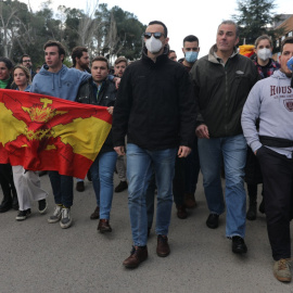  El secretario general de Vox, Javier Ortega-Smith (c) y demás miembros de la ‘Plataforma 711 Por la Reconquista Cultural’ se concentran en el Campus de Somosaguas, ante el cancelamiento de su acto.- Isabel Infantes / Europa Press