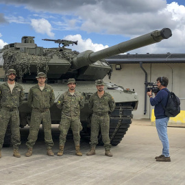  La base militar de Adazi, a veinte kilómetros de Riga, la capital letona, acoge desde 2017 el Grupo de Combate Multinacional de la OTAN en el que España contribuye a la defensa del flanco oriental de la Alianza y a la labor de disuasión aliada frente 