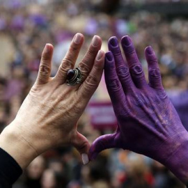 Una mujer con el gesto del feminismo este viernes en Bilbao durante una manifestación del 8M.- EFE