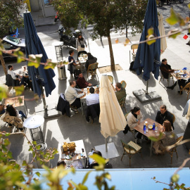Varias personas en la terraza de un bar en el centro de Madrid. E.P/Tamara Rozas