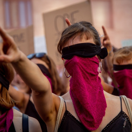  29 de junio de 2022, Italia, Milán: Las mujeres participan en una manifestación del movimiento feminista 'Non una Di Meno', frente al Consulado de los Estados Unidos, contra el fallo de la Corte Suprema de los Estados Unidos que restringe el aborto en 