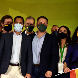 El líder de Vox, Santiago Abascal (i), y el candidato de Vox a la presidencia de la Generalitat, Ignacio Garriga. - EUROPA PRESS