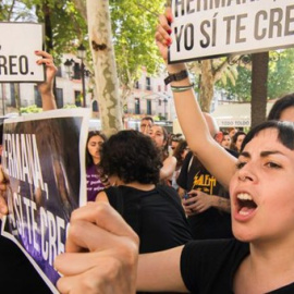 Varios centenares de personas, en su mayoría mujeres, se han concentrado en Sevilla contra la sentencia a 'La Manada'.- EFE