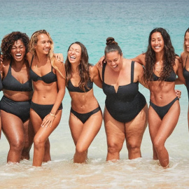  Surfistas posando para la marca Roxy.