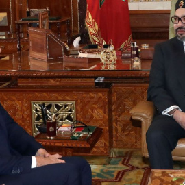  El presidente del Gobierno, Pedro Sánchez (i), y el rey de Marruecos, Mohamed VI, en una imagen de archivo. - EFE, Ballesteros