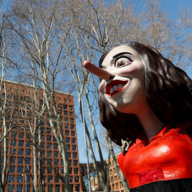 Marioneta que representa a la presidenta de la Comunidad de Madrid, Isabel Díaz Ayuso, durante la protesta convocada por la Marea Blanca en defensa de la sanidad pública y para denunciar la "desastrosa gestión" del gobierno autonómico. EFE/Mariscal