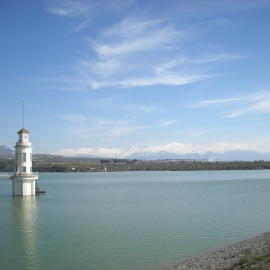 Embalse del Cubillas (Granada) con Sierra Nevada al fondo. Wikimedia Commons / Enrique Íñiguez Rodríguez, CC BY-SA