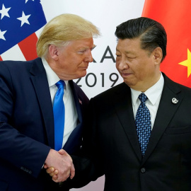 El presidente de los Estados Unidos, Donald Trump, con el presidente de China, Xi Jinping, al comienzo de su reunión bilateral en la cumbre de líderes del G20 en Osaka, Japón. REUTERS / Kevin Lamarque