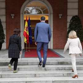  El presidente del Gobierno, Pedro Sánchez, acompañado por la vicepresidenta tercera, Yolanda Díaz, la vicepresidenta primera del Gobierno, Carmen Calvo, la vicepresidenta segunda, Nadia Calviño y la vicepresidenta cuarta del Gobierno y ministra para 