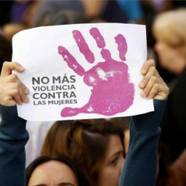 Una mujer protesta contra la violencia machista.- EFE
