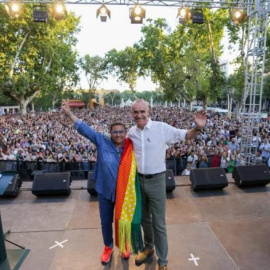  Imagen de María del Monte junto al alcalde de Sevilla en el pregón del Orgullo 2022 - Twitter