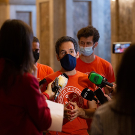 El portavoz del Sindicat de Llogaters, Jaime Palomera, responde a los medios en los pasillos del Parlament catalán, en Barcelona. E.P./ David Zorrakino
