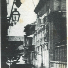 
 Fotografía del edificio del antiguo gobierno civil de Granada. Foto de Torres Molina (en Eduardo Molina Fajardo, 'Los últimos días de García Lorca'. Barcelona, Plaza & Janés, 1983, pág. 273).
