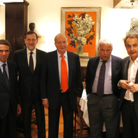 Fotografía de julio de 2015, del rey Juan Carlos, acompañado por el entonces presidente del Gobierno, Mariano Rajoy, y los expresidentes José María Aznar, Felipe González y José Luis Rodriguez Zapatero, durante una cena privada en un conocido restau