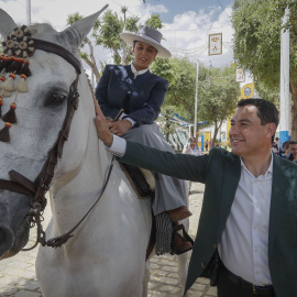  El presidente de la Junta y candidato del PP a la reelección, Juanma Moreno, en la feria de Alcalá de Guadaíra (Sevilla). /EFE/ JOSÉ MANUEL VIDAL