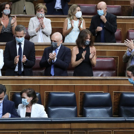 La bancada socialista aplaude tras la aprobación de las medidas económicas de la Comisión de Reconstrucción en el Pleno del Congreso. E.P./Pool