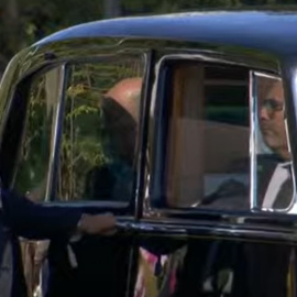  Letizia y Felipe VI esperan en el Rolls-Royce los 50 segundos que se retrasó el presidente del Gobierno, Pedro Sánchez.- EFE