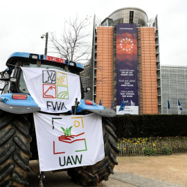 Manifestación de agricultores y ganaderos, concentrador en la Plaza Schuman, de Bruselas, junto a Edificio Berlaymont, de la Comisión Europea. AFP/Aris Oikonomou / AFP