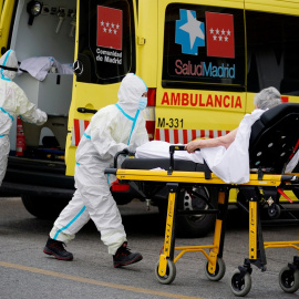 Personal sanitario de una ambulancia ingresa por urgencias a un paciente enfermo de coronavirus en el Hospital 12 de Octubre de Madrid. REUTERS/Juan Medina