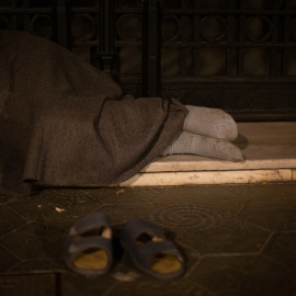 Un hombre sin hogar duerme en el Paseo de Gracia con Gran Vía de Les Corts Catalans, a a 10 de junio de 2021, en Barcelona, Catalunya (España). - David Zorrakino / Europa Press