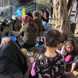 Un grupo de refugiados en el Campamento de Moria, en la Isla de Lesbos (Grecia), en el que actualmente viven más de 20.000 personas, en su mayoría afganos (49% de la población) y sirios (20%), según cifras de ACNUR. EFE/ Ingrid Haack