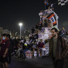  Personas son vistas hoy tras el triunfo del rechazo en el plebiscito constitucional chileno, en la Plaza Italia en Santiago (Chile).- EFE