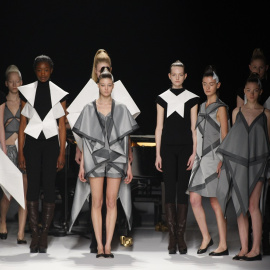 Desfile de Issey Miyake durante la Semana de la Moda de París de 2011. Shutterstock / FashionStock.com