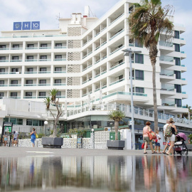 Varios turistas pasan por delante de un hotel en Puerto de La Cruz (Tenerife).. EFE/ Ramón De La Rocha