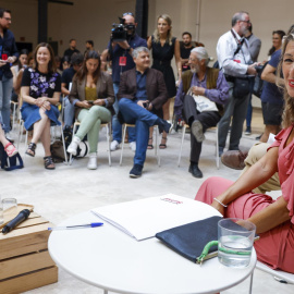  La vicepresidenta segunda del Gobierno, Yolanda Díaz, posa mientras presenta a los equipos de trabajo de Sumar, este viernes, en Madrid. EFE/ J.J. Guillén