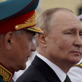 El presidente ruso, Vladimir Putin, asiste a un desfile por el Día de la Marina en San Petersburgo el 31 de julio de 2022. -REUTERS