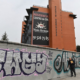 Un anciano pasa delante de la residencia de ancianos Monte Hermoso, en Madrid. EFE/Fernando Villar