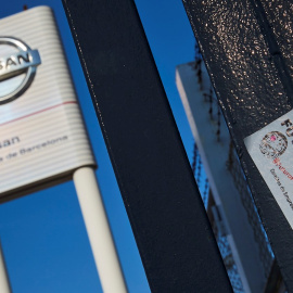 Un cartel del comité de empresa de Nissan junto a la entrada de la compañía, que ha anunciado un ERTE por el coronavirus. EFE/Alejandro Garcia