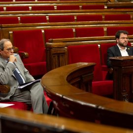 El presidente de la Generalitat, Quim Torra, y el vicepresidente del Govern y conseller de Economía y Hacienda, Pere Aragonès, durante una sesión plenaria en el Parlament. E.P./David Zorrakino