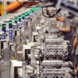  Trabajadores en una fábrica de producción. - EFE