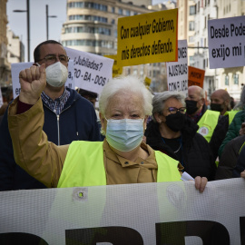 Una persona perteneciente al Movimiento de Pensionistas durante una manifestación, a 12 de febrero de 2022, en Madrid, (España). -Jesús Hellín / Europa Press