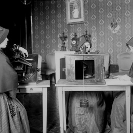 Hermanas de la orden de Maria Bambina utilizando microscopios para revisar placas fotográficas. Observatorio del Vaticano.